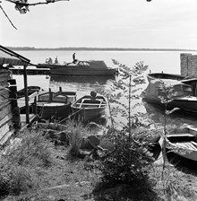 Fiskeläge i Rävsnäs med förtöjda båtar