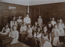 Anna Sandströms skola - flickor i klassrum 1911
