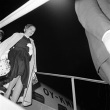 Bromma flygplats. Grace Kelly anländer med flyget. (Hon och hennes make furst Rainier III av Monaco ska besöka hans far som opererats av svenska läkare.)