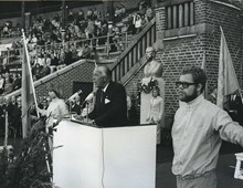 Stadion: Porträttbyst av Gustaf VI Adolf överlämnas i juli 1974