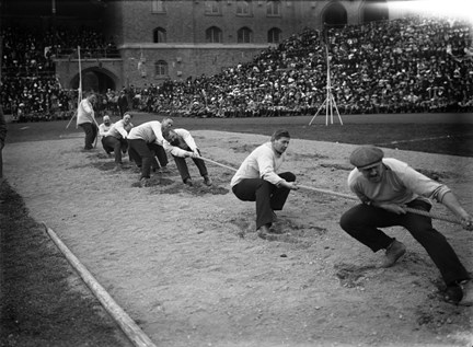 Olympiska spelen i Stockholm 1912. Dragkampstävling på Stockholms Stadion.