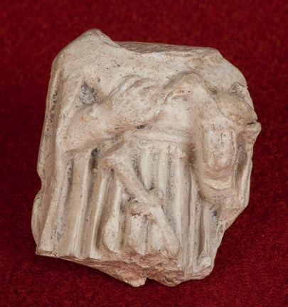 Figurin av en medeltida man med testikeldolk och duva.