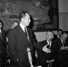 Narvavägen 26-28, Franska ambassaden. Pressmottagning för Albert Camus, nobelpristagare i litteratur år 1957. Sittandes t.h. franska ambassadören Gabriel Bonneau