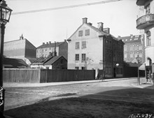 Nytorgsgatan 24 från hörnet av Folkungagatan. Huset revs 1904