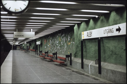 Perrong vid Alby tunnelbanestation med den vackra gröna målade grottväggen år 1978. 