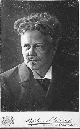 Svartvitt ateljéfotografi av Strindberg vid femtio års ålder