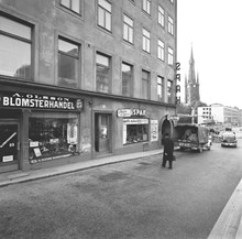 Klarabergsgatan 23, Olssons blomsterhandel och Spaks butik. Huset vid Klarabergsgatan 25 är rivet