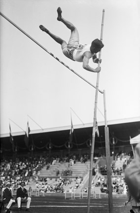 Olympiska spelen i Stockholm 1912. Sveriges bronsmedaljör i stavhopp, B. G:son Uggla. mitt i sitt medaljhopp på 3,8 meter.
