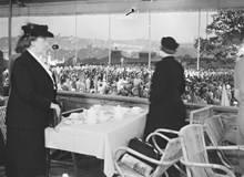 Nationalsången avslutar allsång på Skansen. Juli 1943