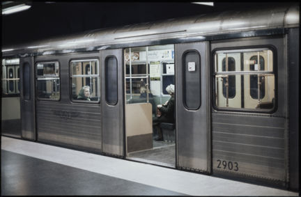 Ett tunnelbanetåg i aluminium, känt under namnet silverpilen år 1977. 