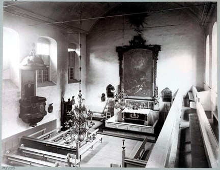 Svartvit bild på interiören i Finska kyrkan, tagen från orgelläktaren mot altaret.