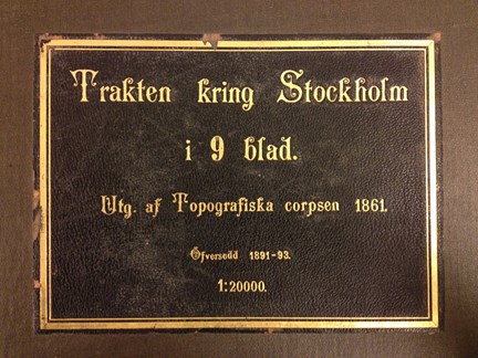 Titel på bokens framsida, i guldtryck mot svart botten