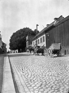 Brännkyrkagatan västerut från Torkel Knutssonsgatan. T.h. vid hästfordonet ligger Brännkyrkagatan 64. Vid trädet, Brännkyrkagatan 66, ligger Wicanders korkfabriker. Då kv. Haren Större, kv. Leporiden