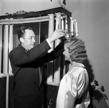 Hantverkargatan 1, Stadshuset. Nobelpristagaren Albert Camus kröner Stockholms lucia, Anita Björklund, på kröningsfest i Blå hallen
