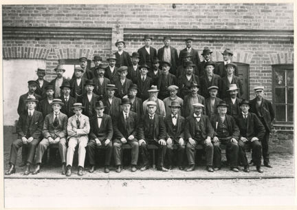 Gruppbild på arbetare och tjänstemän på Byggnadsdepartementet på Stockholms örlogsvarv