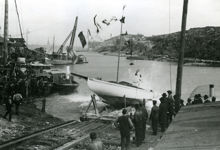 Segelbåten Svanhild vid sjösättningen på Mälarvarvet 1901