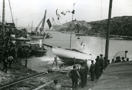 Fotografi på sjösättning av segelbåten Svanhild på Mälarvarvet 1901.