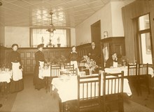 Andraklassmatsal i restaurang Pilen, med personal i bakgrunden