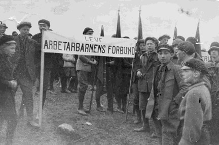 Demonstranter från Arbetarbarnens förbund under en första majdemonstration på Gärdet.