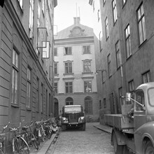 Gaffelgränd från Skeppsbron. I fonden Stockholms Sjömanshus, Gaffelgränd 1A. Cyklar parkerade längs husväggarna