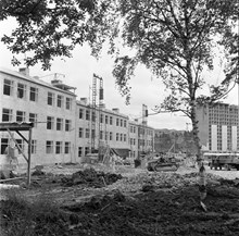 Hässelbygårdsskolan under uppbyggnad. Under en tioårsperiod (från 1947 t o m 1957) byggdes det 35 nya skolor i Stockholm och elevantalet ökade från 35 000 till 80 000