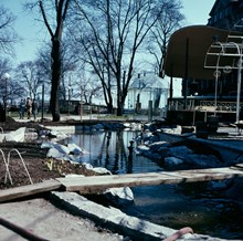 Anläggningsarbeten vid dammen utanför Berns Salonger i Berzelii Park. Berns musikpaviljong t.h. i bild