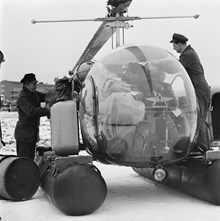 Bromma flygplats. Skärgårdshelikopter lastas med 200 kg julpost (Helikoptern betjänar 625 hushåll eller ca 1500 personer)