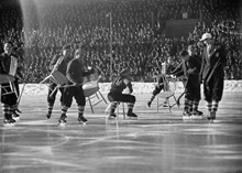Stadion. Bandyfinalen mellan Nässjö och Edsbyn. Spelare med stolar på isen