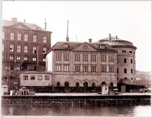 Stockholms stads arkiv, Birger  Jarls Torg 12. Fasaden mot Norra Riddarholmshamnen. Till höger Birger Jarls torn