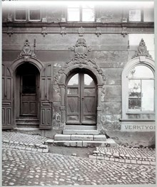 Husfasad med två portar och skulpterade portaler, Stora Glasbruksgatan 6