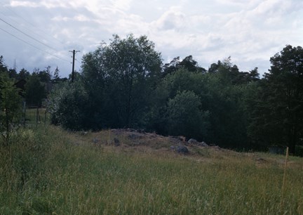 Vy från sydost över gravfält RAÄ 24 i Östberga, Brännkyrka socken.