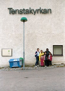 Barn utanför Tenstakyrkan vid Tisslingeplan i Tensta, gångstråket från centrum söderut
