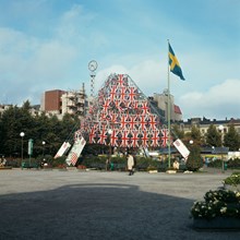 Pyramidformad ställning med brittiska flaggor i Kungsträdgården under Brittiska veckan 1968