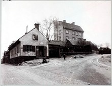 Hörnet av Bergsgatan och Lilla Västra Kvarngränd år 1902 med kvarteret Bergsklippan Större.