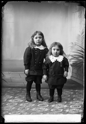 Porträtt av två barn, Karl-Erik Petterssons grupp.