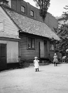 Två flickor på gården vid Östgötagatan 22 (nu 16)