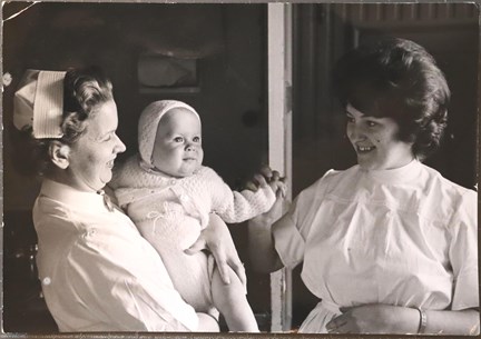 Svartvitt fotografi på två sköterskor och ett bar på Föreningen Barnavärn