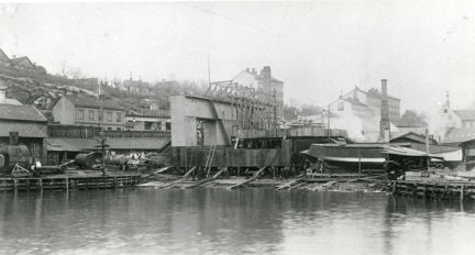 Södra varvets flytdocka under byggnad 1896
