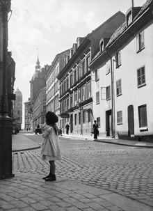 En flicka står vid korsningen av David Bagares Gata och Regeringsgatan