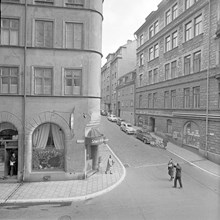 Hörnet Grev Turegatan 4 vid Riddargatan med Sturekattens kafferum. Kvarteret Styckjunkaren på höger sida