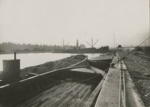 Frihamnen: Hamnbassängen 1924. Kajerna provisoriskt upplåtna för export av props