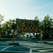 Stor reklamskylt med mosaik av äpplen uppställd i Kungsträdgården vid Hamngatan, text: ""NJUT AV SVENSKA ÄPPLEN""