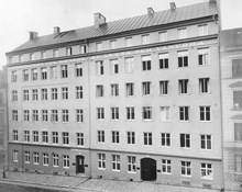 Vanföreanstalten Grevturegatan 59-61. I ett fält längs fasadens övre del står "Föreningen för bistånd åt lytta och vanföra i Stockholm".