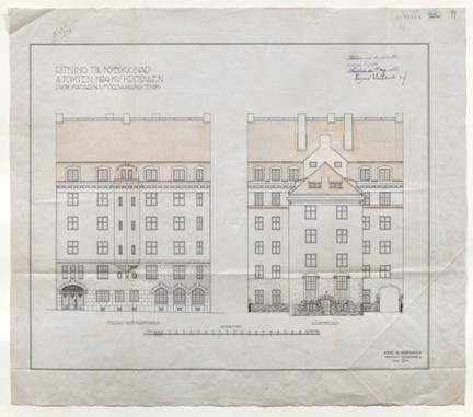 Ritningen visar husets gatufasad och gårdsfasad. Den är ritad i tusch i svart med röda detaljer.