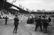 Olympiska spelen i Stockholm 1912. Kanadensaren G. H. Goulding passerar målsnöret som guldmedaljör i Gång 10.000 m.