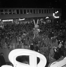 Vällingby Torg. Tjugondag Knut firas med dans kring bocken