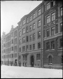 Östermalmsgatan 19, kv Ekorren. Nuvarande Östermalmsgatan 76, kv Karl XV:s Port