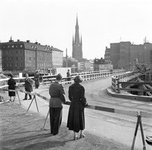 Mäster Samuelsgatan går på provisorisk bro, över tunnelbanebygget. Vy väster ut mot Klara kyrka, Klarabergsgatan och kv. Skansen (t.v.) och Sporren (t.h.)