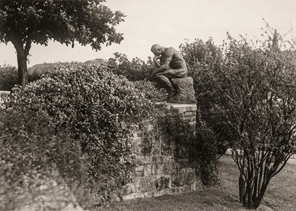 Auguste Rodins skulptur Tänkaren på Waldemarsudde.