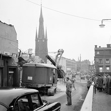 Klarabergsgatan 23 under rivning. Klara kyrkas torn i fonden. T. h. ligger Drottninggatan 45, där Åhléns ligger idag
